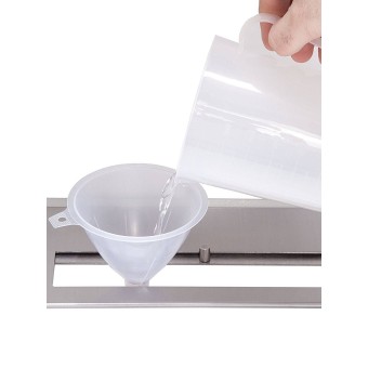 Jarra y embudo para llenado de depósitos de chimeneas de bioetanol